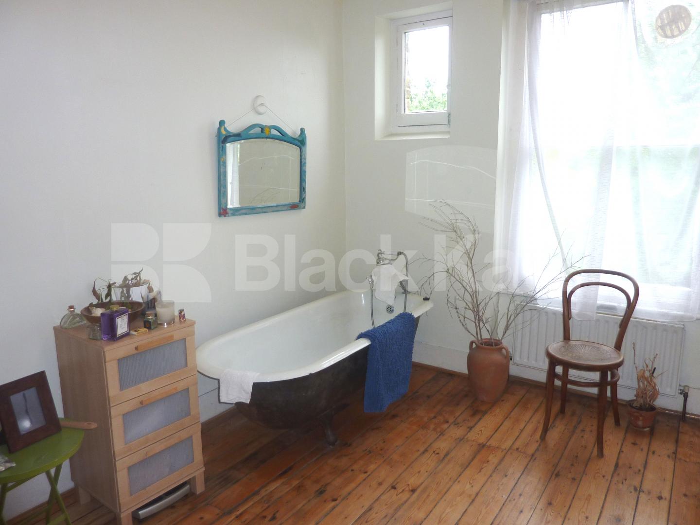 			MUST SEE !!!, 4 Bedroom, 1 bath, 1 reception Flat			 Stapleton Hall Road, FINSBURY PARK N4